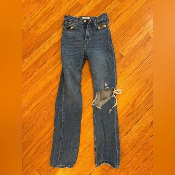 Abercrombie & Fitch - Picture 1 of 3